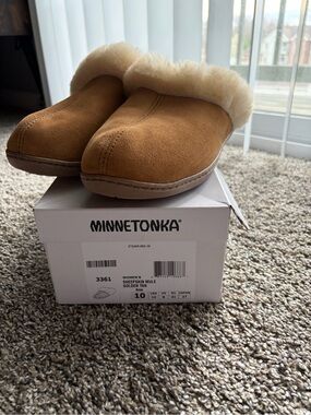 Minnetonka Women's Suede Mule in Tan with Cream Shearling Cuff